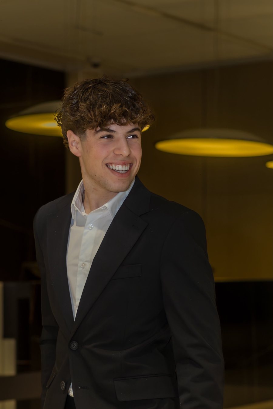 Eros Juárez, fundador de JRZ Media, sonriendo con traje oscuro